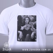 Футболка леді у центрі уваги, біла, зображена зверху, на фоні світлого градієнта, принт з чорно-білим зображенням жінки з сигаретою, з етикеткою на комірці.