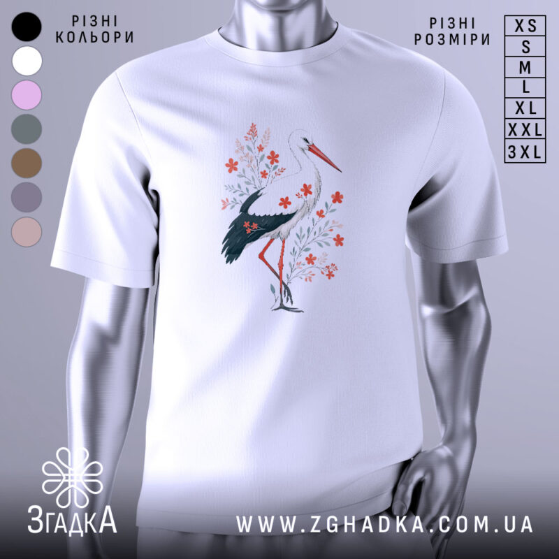 Футболка лелека з квітами, білого кольору, зображена з ракурсу спереду на манекені, фон світло-сірий, принт з лелекою та червоними квітами на зеленому листі.