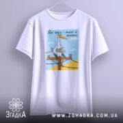 Футболка лелеки воєнного часу, біла, зображена на манекені, фон світло-сірий, принт з лелекою на електричному стовпі, яскраві кольори принта.