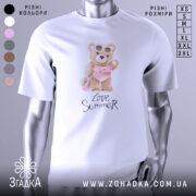 Футболка Love Summer Bear, біла, зображена на манекені, фон нейтральний, принт з ведмедиком у купальнику з рожевими рюшами та сонцезахисними окулярами, напис 'Love Summer' під принтом.