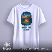 Футболка магія нічного лісу, біла, зображена з фронтального ракурсу, на фоні світло-сірого градієнта, принт з малюнком намету, гір та зірок на нічному небі.