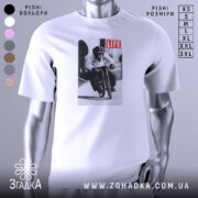 Футболка мавпа на велосипеді, біла, зображена на манекені, фон нейтральний, принт зображає мавпу на велосипеді з написом 'LIFE'.