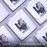 Футболка мавпа на велосипеді, біла, зображена на манекені, фон нейтральний, принт зображає мавпу на велосипеді з написом 'LIFE'.