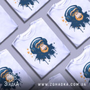 Футболка мавпа в навушниках, біла, зображена на манекені з правого боку, фон світло-сірий, принт зображає мавпу в навушниках з кольоровими плямами та метеликами.