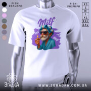 Футболка milf білого кольору, зображена на манекені, з принтом старшого чоловіка в окулярах та з бігуді, який тримає сигарету, фон світло-сірий, принт яскравий з фіолетовими елементами.