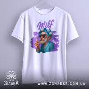 Футболка milf білого кольору, підвішена на вішалці, з принтом старшого чоловіка в окулярах та з бігуді, який тримає сигарету, фон світло-сірий, принт яскравий з фіолетовими елементами.