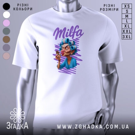 Футболка Milfa білого кольору, зображена на манекені, ракурс спереду, фон світло-сірий, принт з малюнком жінки в блакитному халаті з бігуді, яка тримає морозиво, текст 'Milfa' виконаний фіолетовим кольором.