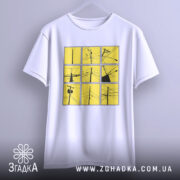 Футболка міські дроти, біла, підвішена на вішалці, фон світло-сірий, принт складається з дев'яти квадратів жовтого кольору з чорними малюнками дротів.