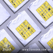 Футболка міські дроти, біла, зображена на манекені, фон світло-сірий, принт складається з дев'яти квадратів жовтого кольору з чорними малюнками дротів.