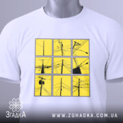 Футболка міські дроти, біла, зображена на столі, фон світло-сірий, принт складається з дев'яти квадратів жовтого кольору з чорними малюнками дротів, на футболці є етикетка.