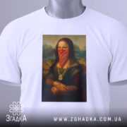 Футболка Мона Ліза білого кольору, лежить на поверхні, фон світло-сірий, принт зображає Мону Лізу в червоній бандані, з етикеткою на рукаві.