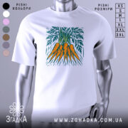 Футболка морква арт, біла, зображена на манекені з правого боку, фон світло-сірий, принт зображує три помаранчеві морквини з зеленим листям.