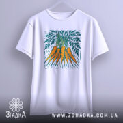 Футболка морква арт, біла, підвішена на вішалці, фон світло-сірий, принт зображує три помаранчеві морквини з зеленим листям, вид спереду.