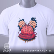 Футболка мозок в клубку, біла, зображена з верхнього ракурсу, на світлому фоні, принт з червоним мозком, що оточений руками з голками, з етикеткою на шнурку.