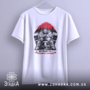 Футболка музика і залізо, біла, підвішена на вішалці, фон світло-сірий, принт зображає м'язистого чоловіка на тренажері, червоний фон з написом 'ДВІ РАДОСТІ – МУЗИКА І ЗАЛІЗО'.