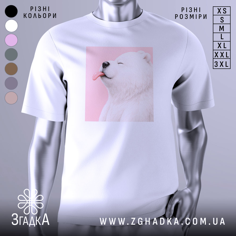 Futbolka Mylyi Bilyi Vedmedyk Nizhnyi Styl 1 Футболка милий білий ведмедик, біла, зображена з фронтального ракурсу на манекені, фон світло-сірий, принт ведмедика з висунутим язиком на рожевому фоні.