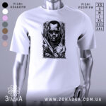 Футболка мисливець на морок, біла, зображена на манекені, фон світло-сірий, принт чорного кольору з зображенням чоловіка в окулярах, з мечем і черепом.