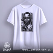 Футболка мисливець на морок, біла, підвішена на вішалці, фон світло-сірий, принт чорного кольору з зображенням чоловіка в окулярах, з мечем і черепом.