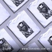 Футболка мисливець на морок, біла, зображена на манекені, фон світло-сірий, принт чорного кольору з зображенням чоловіка в окулярах, з мечем і черепом.