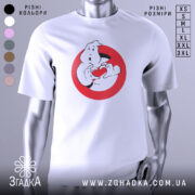 Футболка мисливці за привидами, біла, зображена з фронтального ракурсу на манекені, фон світло-сірий, принт з привидом, що тримає червоне сердечко в руках, оточений червоним колом.