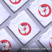 Футболка мисливці за привидами, біла, зображена з фронтального ракурсу на манекені, фон світло-сірий, принт з привидом, що тримає червоне сердечко в руках, оточений червоним колом.