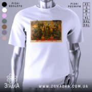 Футболка наша посадка, біла, зображена на манекені, фон нейтральний, принт з трьома черепами в військовій формі на фоні диму, напис червоним кольором.