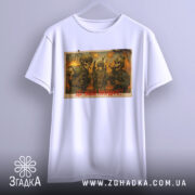 Футболка наша посадка, біла, підвішена на вішалці, фон нейтральний, принт з трьома черепами в військовій формі, напис червоним кольором.