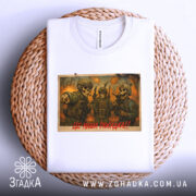 Футболка наша посадка, біла, складена на плетеній основі, фон нейтральний, принт з трьома черепами в військовій формі, напис червоним кольором, на футболці видно етикетку.