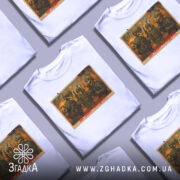 Футболка наша посадка, біла, зображена на манекені, фон нейтральний, принт з трьома черепами в військовій формі на фоні диму, напис червоним кольором.