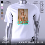 Футболка не сьогодні не завтра. Біла футболка з принтом, на якому зображена жінка в історичному костюмі, що показує середній палець. Принт розташований по центру, текст виконаний у яскравому зеленому кольорі.