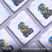 Футболка не зупиняйся. Біла футболка з коротким рукавом, зображення носорога в жовтій куртці на мотоциклі, фон світло-сірий, принт яскравий з кольоровими акцентами.