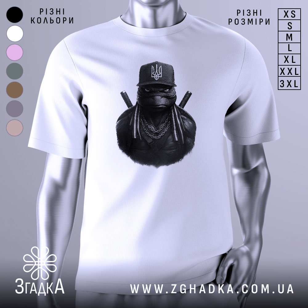 Futbolka Nindzia Ukrainskyi Dukh Styl Ta Emotsiia 1 Футболка ніндзя український дух, біла, зображена на манекені, фон світло-сірий, принт з ніндзя в чорному капелюсі з гербом України та ланцюгами на шиї.