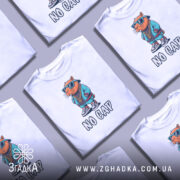 Футболка no cap капібара, біла, зображена з фронтального ракурсу, на фоні світло-сірого градієнту, принт з капібара в сонцезахисних окулярах та спортивному одязі, напис 'NO CAP' під малюнком.