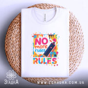 Футболка No more rules білого кольору, зображена зверху на плетеній основі, фон світлий, принт яскравий, з написом 'NO more rules' та малюнком балончика з фарбою, деталі принта яскраві та помітні.