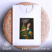 Футболка новий рік. Біла футболка, складена на плетеній основі, з принтом на чорному фоні, зображення жінки з ялинкою. Принт містить напис "З Новим роком!".