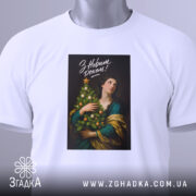 Футболка новий рік. Біла футболка, складена на поверхні, з принтом на чорному фоні, зображення жінки з ялинкою. На футболці є етикетка з зеленим шнурком.