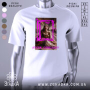 Футболка Ну бля серйозно, біла футболка з принтом, зображення жінки в історичному костюмі, яка кричить, фон з колонами, яскравий рожевий контур навколо принта, текст "НУБЛА СЕРЙОЗНО!" внизу.