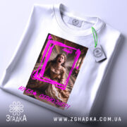 Футболка Ну бля серйозно, біла футболка з принтом, зображення жінки в історичному костюмі, яка кричить, фон з колонами, яскравий рожевий контур навколо принта, текст "НУБЛА СЕРЙОЗНО!" внизу, з етикеткою на комірці.