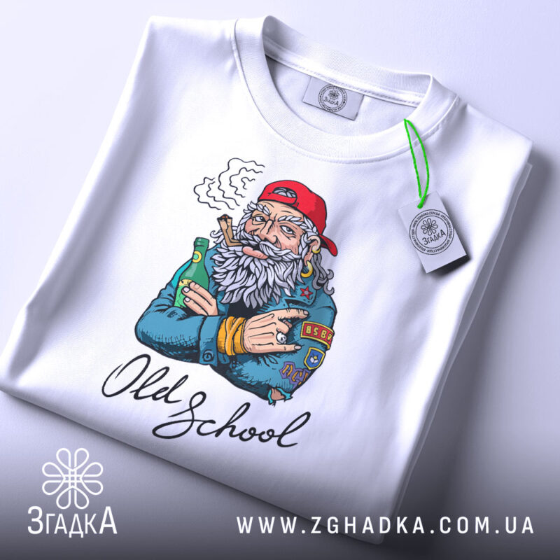 Футболка Old School білого кольору, розкладена на поверхні, з принтом старшого чоловіка з бородою, який тримає пляшку та сигару, на фоні світло-блакитного кольору, деталі принта чіткі, з етикеткою на комірці.