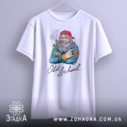 Футболка Old School білого кольору, підвішена на вішалці, з принтом старшого чоловіка з бородою, який тримає пляшку та сигару, фон світло-сірий, деталі принта яскраві та виразні.
