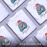 Футболка Old School білого кольору, зображена на манекені, з принтом старшого чоловіка з бородою, який тримає пляшку та сигару, фон нейтральний, деталі принта яскраві.