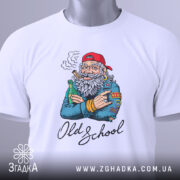 Футболка Old School білого кольору, розкладена на поверхні, з принтом старшого чоловіка з бородою, який тримає пляшку та сигару, на фоні світло-блакитного кольору, деталі принта чіткі, з етикеткою на комірці.