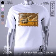 Футболка операція павутина, біла футболка на манекені, фон сірий, принт з зображенням вантажівки на фоні пожежі та дронів.