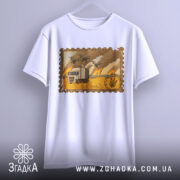 Футболка операція павутина, біла футболка на вішалці, фон сірий, принт з зображенням вантажівки на фоні пожежі та дронів.