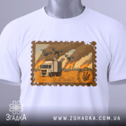 Футболка операція павутина, складена футболка білого кольору, фон світлий, принт з зображенням вантажівки на фоні пожежі та дронів, з етикеткою на шнурку.