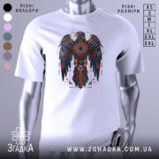 Футболка орел бойовий дух, біла, зображена з фронтального ракурсу на манекені, фон світло-сірий, принт з орлом в червоних, чорних і золотих кольорах, деталі геометричні та символічні.