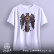 Футболка орел бойовий дух, біла, зображена з фронтального ракурсу на вішалці, фон світло-сірий, принт з орлом в червоних, чорних і золотих кольорах, деталі геометричні та символічні.