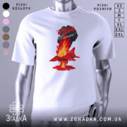 Футболка Палаючий літак, біла, зображена з фронтального ракурсу, на фоні градієнтного сірого. Принт з червоним літаком, що летить через полум'я, з чорними хмарами диму і текстом на червоному фоні.