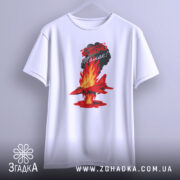 Футболка Палаючий літак, біла, підвішена на вішалці, зображена з фронтального ракурсу, на фоні світлого градієнту. Принт з червоним літаком, що летить через полум'я, з текстом на чорному фоні.