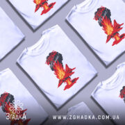 Футболка Палаючий літак, біла, зображена з фронтального ракурсу, на фоні градієнтного сірого. Принт з червоним літаком, що летить через полум'я, з чорними хмарами диму і текстом на червоному фоні.